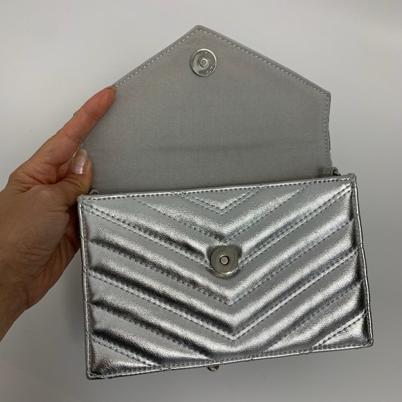 Express Mini Quilted faux vegan leather Crossover crossbody Bag - Picture 5 of 12